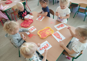 Dzieci wyklejają marchewkę